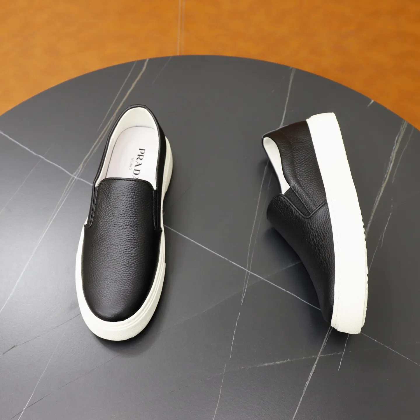 Ex-factory price: 420💰🙅‍♂️🙅‍♂️🙅‍♂️ Brand: PRADA Standard code: 38–44 (45 can be customized) Grade: Same as the official website Material: Original cowhide fabric Comfortable pigskin lining Lightweight wear-resistant outsole Style category: Men's fashionable casual shoes and boots Running sports shoes Distinguished luxury brand elements Top luxury Color: actual picture color